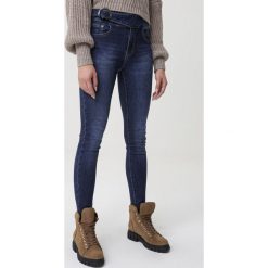 Niebieskie Jeansy Mandalong. Niebieskie jeansy damskie Born2be, s, z aplikacjami, z jeansu, z podwyższonym stanem. Za 89,99 zł.