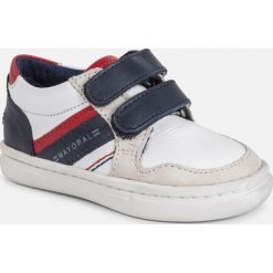 Mayoral - Buty dziecięce 19-25. Białe trampki chłopięce Mayoral, bez wzorów, z bawełny, sportowe, z okrągłym noskiem, bez zapięcia. W wyprzedaży za 119,90 zł.