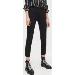 Spodnie chino slim z wiskozy - Czarny. Czarne spodnie damskie Cropp, bez wzorów, z wiskozy. Za 79,99 zł.
