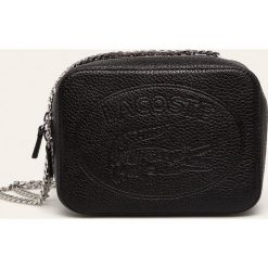 Lacoste - Torebka skórzana. Czarne listonoszki damskie Lacoste, w paski, ze skóry, na ramię, małe, bez dodatków. W wyprzedaży za 599,90 zł.