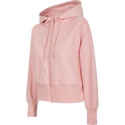 Bluza damska BLD401 - jasny róż. Różowe bluzy damskie 4f, bez wzorów, z dzianiny, z krótkim rękawem, krótkie, z kapturem. Za 149,99 zł.