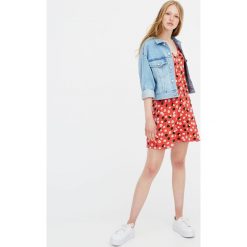 Sukienka z krepy z guzikami. Szare sukienki z falbanami marki Pull&Bear. Za 41,90 zł.