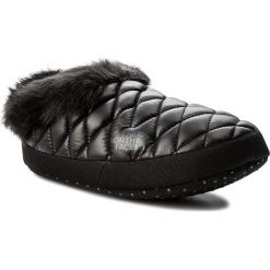 Kapcie THE NORTH FACE - Tb Tntmul Ffur IV T9331GYWY Shtnfblk/Belggy. Czarne klapki damskie The North Face, bez wzorów, z gumy, na niskim obcasie. W wyprzedaży za 109,00 zł.