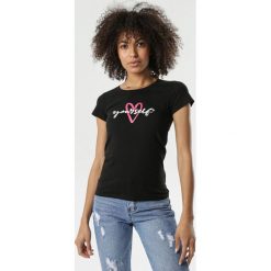 Czarny T-shirt Nyshophia. Czarne bluzki damskie Born2be, na lato, s, z nadrukiem, z dzianiny, klasyczne, z okrągłym kołnierzem, z krótkim rękawem. Za 29,99 zł.