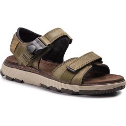 Sandały CLARKS - Un Trek Part 261416047 Dark Olive Nubuck. Zielone klapki męskie marki Clarks, bez wzorów, ze skóry. Za 389,00 zł.