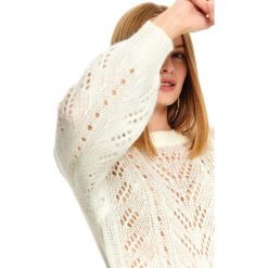 Ażurowy sweter damski. Białe swetry damskie Top Secret, na zimę, bez wzorów, z jeansu, eleganckie, z krótkim rękawem, krótkie, bez kaptura. W wyprzedaży za 44,99 zł.