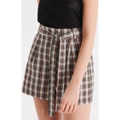 Szorty High Waist z paskiem - Jasny szary. Szare szorty damskie Cropp, bez wzorów, z podwyższonym stanem. Za 49,99 zł.