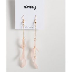 Kolczyki z ozdobą - Różowy. Różowe kolczyki damskie Sinsay. Za 10,00 zł.