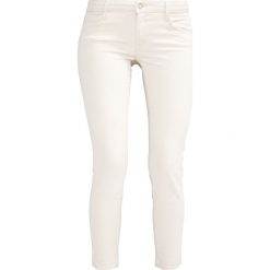 Mavi ADRIANA Jeans Skinny Fit ecru retro. Brązowe rurki damskie marki Mavi. W wyprzedaży za 215,20 zł.