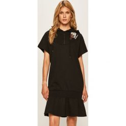 Love Moschino - Sukienka. Czarne sukienki damskie Love Moschino, na co dzień, m, z aplikacjami, z elastanu, casualowe, z kapturem, z krótkim rękawem, krótkie, mini, rozkloszowane. W wyprzedaży za 599,90 zł.