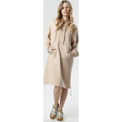 Jasnobeżowa Sukienka Cally. Brązowe sukienki damskie Born2be, s, z dzianiny, z kapturem, długie, midi, oversize. Za 129,99 zł.