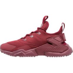 Nike Sportswear HUARACHE RUN DRIFT Tenisówki i Trampki team red/white. Czerwone trampki męskie Nike Sportswear, z tworzywa sztucznego. W wyprzedaży za 377,10 zł.