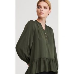 Gładka bluzka z baskinką - Khaki. Brązowe bluzki damskie Reserved, bez wzorów, bez kołnierzyka, bez rękawów. Za 99,99 zł.