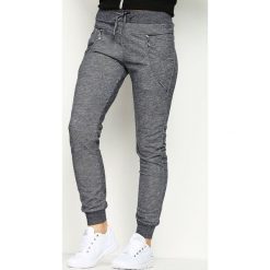 Ciemnoszare Spodnie Dresowe Avantient. Szare spodnie dresowe damskie Born2be, xl, z dresówki. Za 19,99 zł.