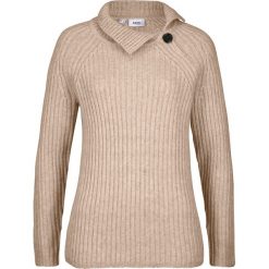 Sweter dzianinowy z ozdobnym guzikiem bonprix migdałowy beżowy. Pomarańczowe swetry damskie bonprix, bez wzorów, z dzianiny, bez rękawów, bez kaptura. Za 54,99 zł.
