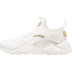 Nike Sportswear AIR HUARACHE RUN ULTRA Tenisówki i Trampki summit white/metallic gold star. Białe trampki dziewczęce Nike Sportswear, z tworzywa sztucznego. Za 449,00 zł.