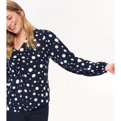 Bluzka w groszki z bufiastymi rękawami. Niebieskie bluzki damskie Top Secret, w grochy, z tkaniny, eleganckie, z dekoltem w serek, bez rękawów. W wyprzedaży za 39,99 zł.
