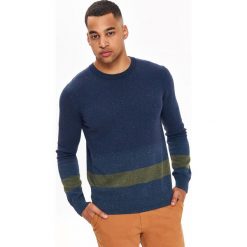 SWETER DŁUGI RĘKAW MĘSKI Z PASAMI. Szare golfy męskie marki Top Secret, na zimę, xxl, w paski, z jeansu, z okrągłym kołnierzem. W wyprzedaży za 49,99 zł.