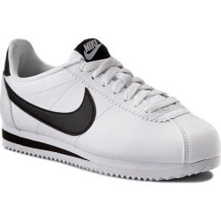 Buty NIKE - Classic Cortez Leather 807471 101 White/Black/White. Białe buty sportowe damskie Nike, na co dzień, bez wzorów, ze skóry ekologicznej, bez obcasa, na płaskiej podeszwie, bez zapięcia. W wyprzedaży za 349,00 zł.