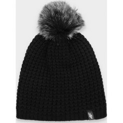 Czapka damska CAD010 - głęboka czerń. Pomarańczowe czapki damskie 4f, bez wzorów. W wyprzedaży za 39,99 zł.