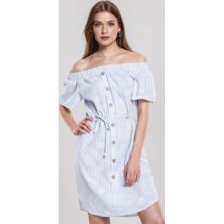Jasnoniebieska Sukienka Carry Out. Niebieskie sukienki damskie Renee, na lato, bez wzorów, z tkaniny, bez kołnierzyka, bez rękawów, mini. Za 79,99 zł.