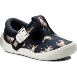 Kapcie CLARKS - Briley Sky 261316986 Blue Combi. Niebieskie sandały chłopięce Clarks, z tworzywa sztucznego, bez zapięcia. W wyprzedaży za 109,00 zł.