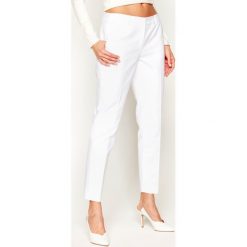 Spodnie materiałowe MICHAEL Michael Kors MH53F54C64. Białe spodnie damskie MICHAEL Michael Kors, bez wzorów, z elastanu. Za 649,00 zł.