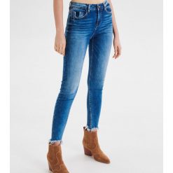 Jeansy Skinny z surowym wykończeniem - Niebieski. Niebieskie jeansy damskie Cropp. W wyprzedaży za 49,99 zł.
