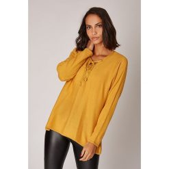 Sweter w kolorze musztardowym. Żółte swetry damskie L'étoile du cachemire, bez wzorów, z kaszmiru, klasyczne, bez rękawów, bez kaptura. W wyprzedaży za 129,95 zł.