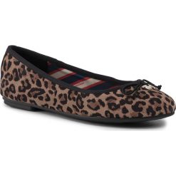 Baleriny TOMMY HILFIGER - Leo Print Ballerina FW0FW04531 Black BDS. Pomarańczowe baleriny damskie TOMMY HILFIGER, bez wzorów, ze skóry, klasyczne, bez obcasa, na płaskiej podeszwie. W wyprzedaży za 279,00 zł.