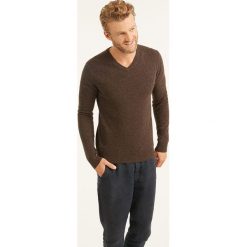 Swetry klasyczne męskie: Sweter w kolorze brązowym