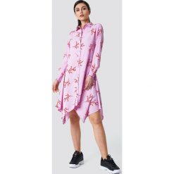 NA-KD Asymetryczna sukienka koszulowa midi - Pink,Multicolor. Różowe długie sukienki marki NA-KD, z poliesteru, z asymetrycznym kołnierzem, z długim rękawem, asymetryczne. W wyprzedaży za 97,17 zł.