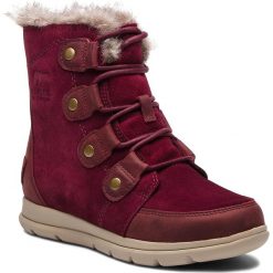 Śniegowce SOREL - Explorer Joan NL3039 Rich Wine Ancient Fossil 624. Czerwone kozaki damskie Sorel, na zimę, ze skóry, bez zapięcia. W wyprzedaży za 399,00 zł.