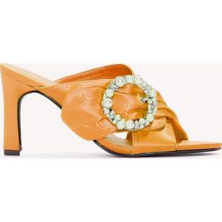 Klapki damskie: NA-KD Shoes Zdobione klapki mule na obcasie – Orange