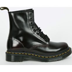 Dr Martens - Botki Arcadia. Szare buty zimowe damskie marki Dr. Martens, z materiału, na obcasie, na sznurówki. W wyprzedaży za 539,90 zł.