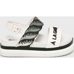 Melissa - Sandały Cosmic Sandal II. Białe klapki damskie marki Melissa, bez wzorów, z materiału, bez obcasa, na obcasie. Za 559,90 zł.