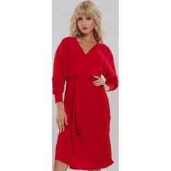 Czerwona Sukienka Chaumont. Czerwone sukienki damskie Renee, s, bez wzorów, z tkaniny, eleganckie, z dekoltem na plecach, bez rękawów, długie, midi, dopasowane. Za 119,99 zł.