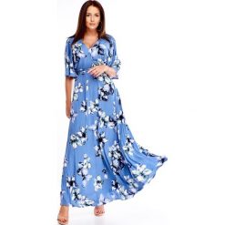 Wzorzysta sukienka z rozkloszowanym rękawem. Niebieskie sukienki damskie Made in Poland, bez wzorów, z elastanu, bez kołnierzyka, bez rękawów, rozkloszowane. Za 399,00 zł.