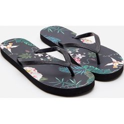 Japonki z tropikalnym printem - Wielobarwny. Klapki damskie House, bez wzorów, bez obcasa. Za 29,99 zł.