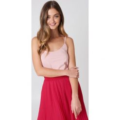 NA-KD Basic Top na ramiączkach basic - Pink. Różowe topy damskie marki NA-KD Basic, bez wzorów, z bawełny, bez kołnierzyka. W wyprzedaży za 22,40 zł.