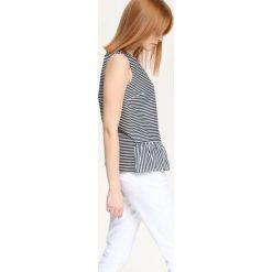 BLUZKA BEZ RĘKAWÓW TALIOWANA. Czarne bluzki damskie marki Top Secret, w paski, z bawełny, eleganckie, bez kołnierzyka, bez rękawów. W wyprzedaży za 39,99 zł.