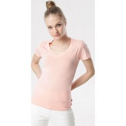 Różowy T-shirt Aegameda. Różowe bluzki damskie Born2be, s, bez wzorów, z dzianiny, bez kołnierzyka. Za 39,99 zł.