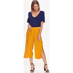 T-SHIRT KRÓTKI RĘKAW DAMSKI, OVERSIZE, Z DEKOLTEM W SEREK, GŁADKI. Niebieskie t-shirty damskie Top Secret, bez wzorów, z dzianiny, z dekoltem w serek. W wyprzedaży za 14,99 zł.