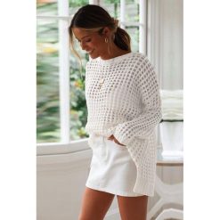 Sweter damski GAIA WHITE. Białe bluzy damskie Sweter damski GAIA WHITE, uniwersalny, bez wzorów, bez rękawów, bez kaptura. W wyprzedaży za 59,00 zł.