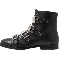 Melvin & Hamilton SUSAN Botki kowbojki i motocyklowe black. Czarne botki damskie marki Melvin & Hamilton, ze skóry, bez obcasa, bez zapięcia. Za 919,00 zł.