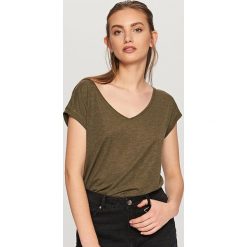 T-shirty damskie: Koszulka z dekoltem w serek – Khaki