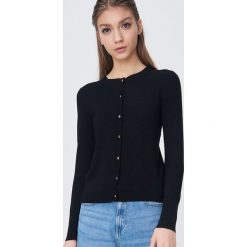 Klasyczny sweter zapinany na guziki - Czarny. Czarne swetry damskie Sinsay, s, bez wzorów, klasyczne, bez rękawów, bez kaptura. Za 39,99 zł.