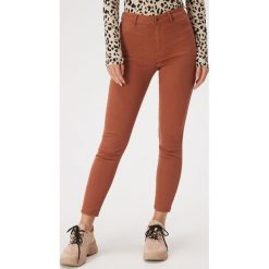 Spodnie skinny z wysokim stanem - Brązowy. Pomarańczowe spodnie damskie Sinsay, s, z podwyższonym stanem. W wyprzedaży za 19,99 zł.