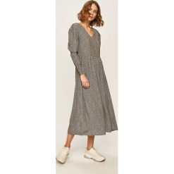 Answear - Sukienka. Czarne sukienki damskie ANSWEAR, na co dzień, s, w grochy, z wiskozy, casualowe, bez kołnierzyka, z długim rękawem, długie, midi, proste. W wyprzedaży za 99,90 zł.