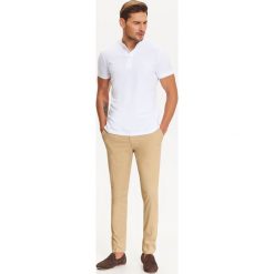 Spodnie męskie w stylu chino. Brązowe spodnie męskie na jesień, s, z tkaniny, biznesowe. W wyprzedaży za 39,99 zł.